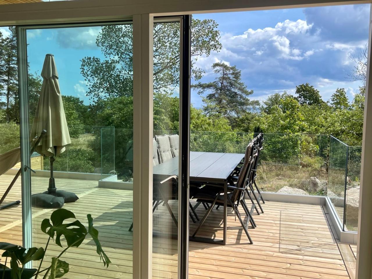 Nybygget hus i Svaneke tæt på klipper skov og hav in Unknown City, Denmark