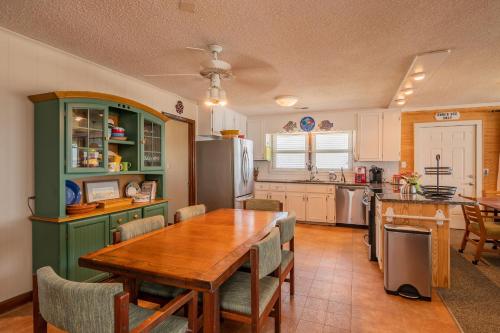 Beach Barracks by Oak Island Accommodations - photo 26
