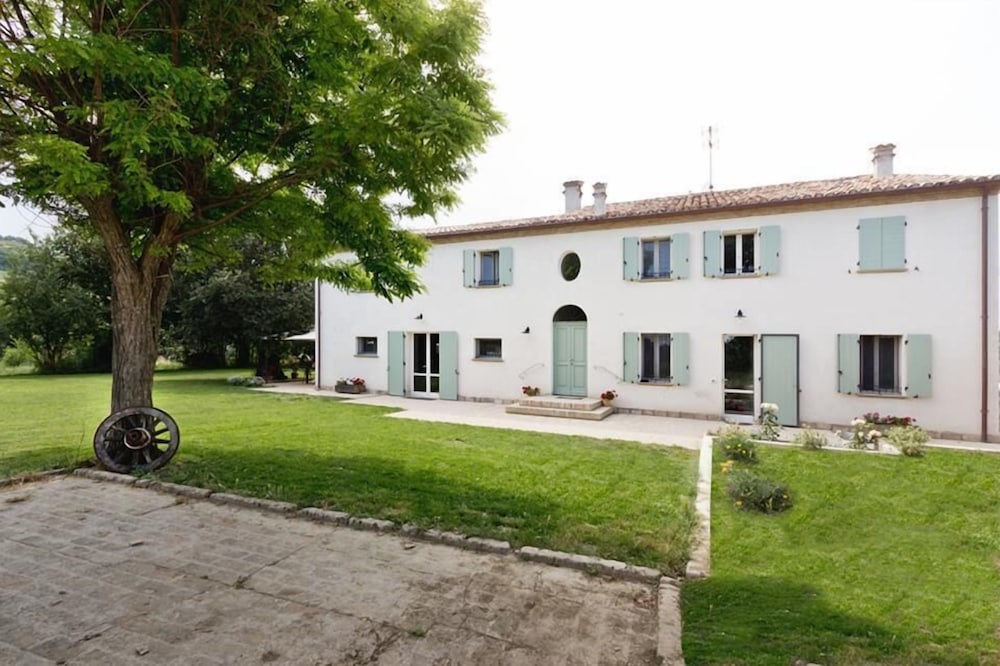 Molino Monacelli Country House — 4-Star Luxury Hotel in Fano, Italy