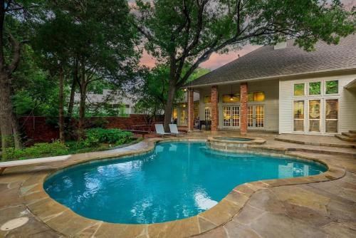 Dallas Gem 5 Bedrooms Home with Pool Game Room — 4-Star Luxury Hotel in Dallas, United States