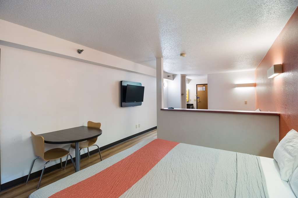 Motel6 Davenport IA - photo 8