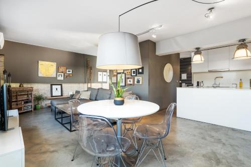 Bright Apartment Ferry Terminal & Las Ramblas — 4-Star Luxury Hotel in Barcelona, Spain