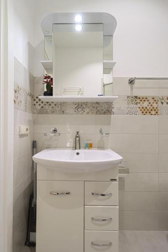Modern 1br Apt Near Rustaveli by Wehost