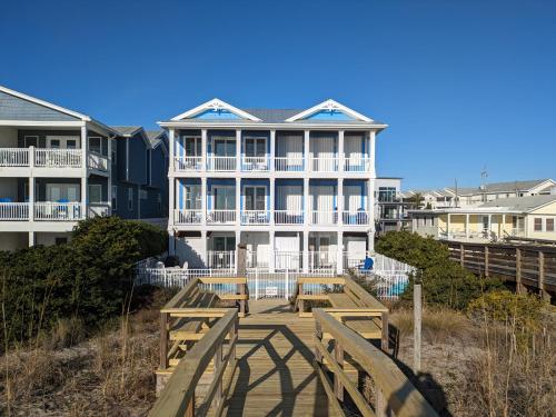 Blueberry Bungalow by Carolina Beach Realty — 4-Star Luxury Hotel in Kure Beach, United States