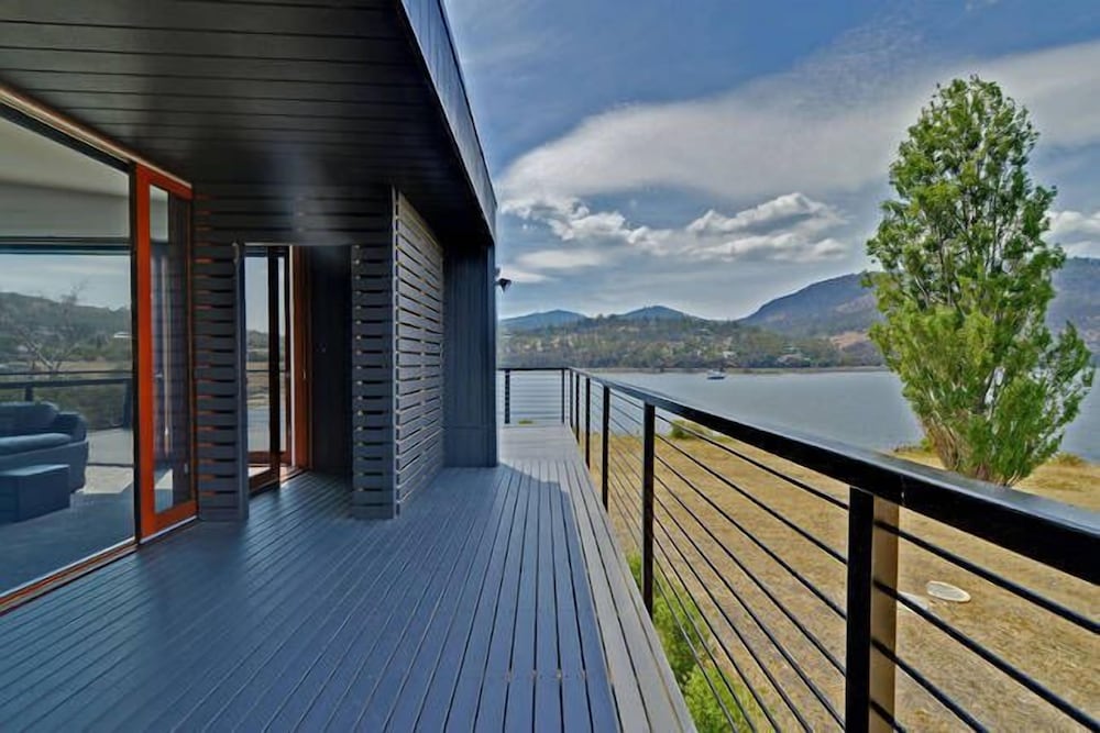 Amazing Unique Five Star Waterfront Retreat — 5-Star Luxury Hotel in Old Beach, Australia