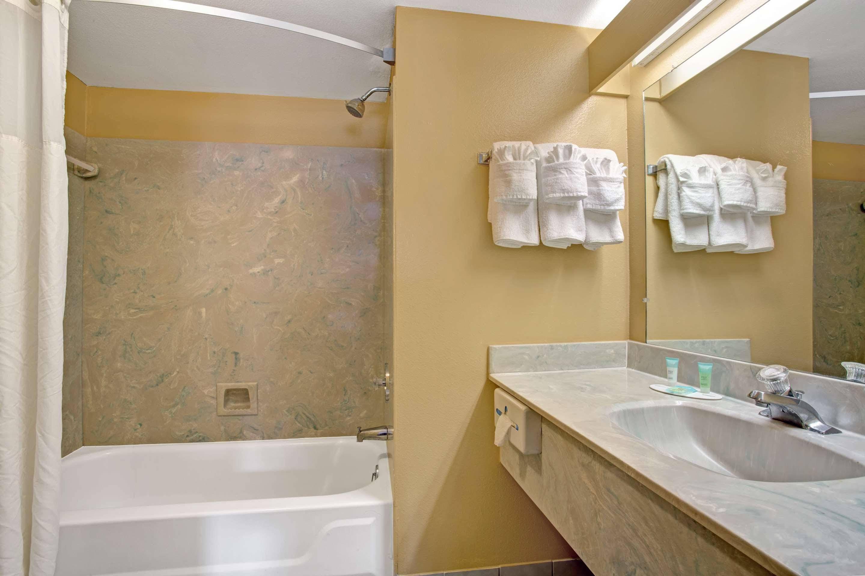 Howard Johnson by Wyndham Lake Front Park Kissimmee - photo 28