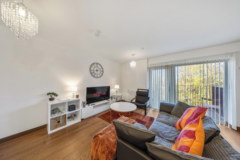 Modern 2Bed 2Bath Maidstone Apt Parking WiFi Balcony Perfect Long Stay — 4-Star Luxury Hotel in Maidstone, United Kingdom