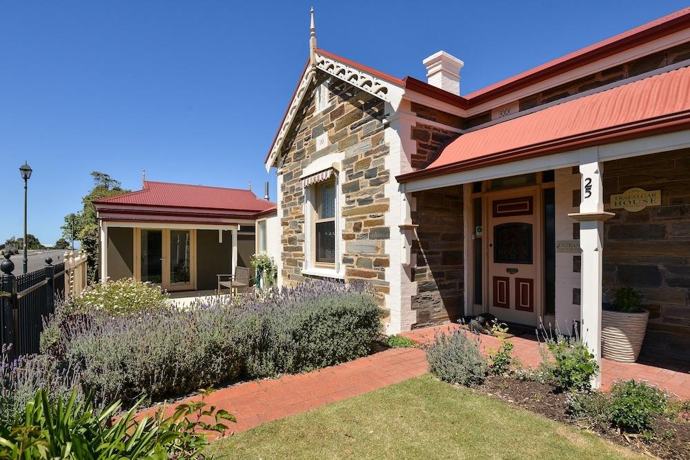 Trafalgar Premium Vintage Suites - carbon neutral hotel in Port Elliot