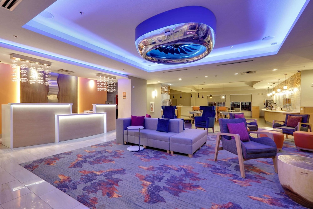 La Quinta Inn & Suites by Wyndham Dallas Love Field - photo 2