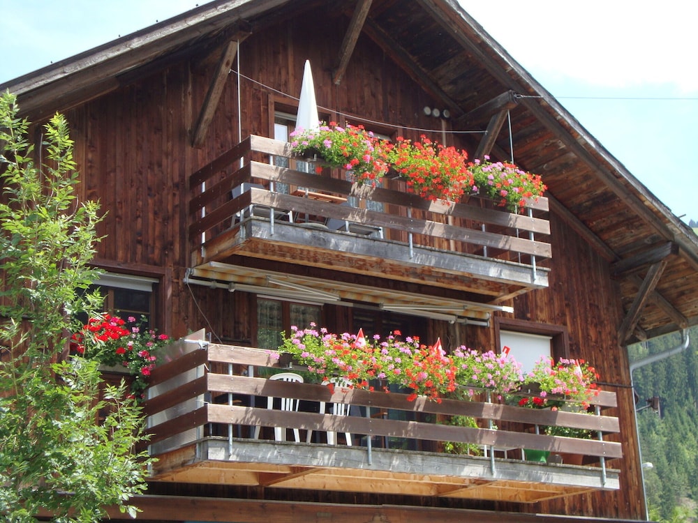 Bundb Wyssen Matten - carbon neutral hotel in Lenk