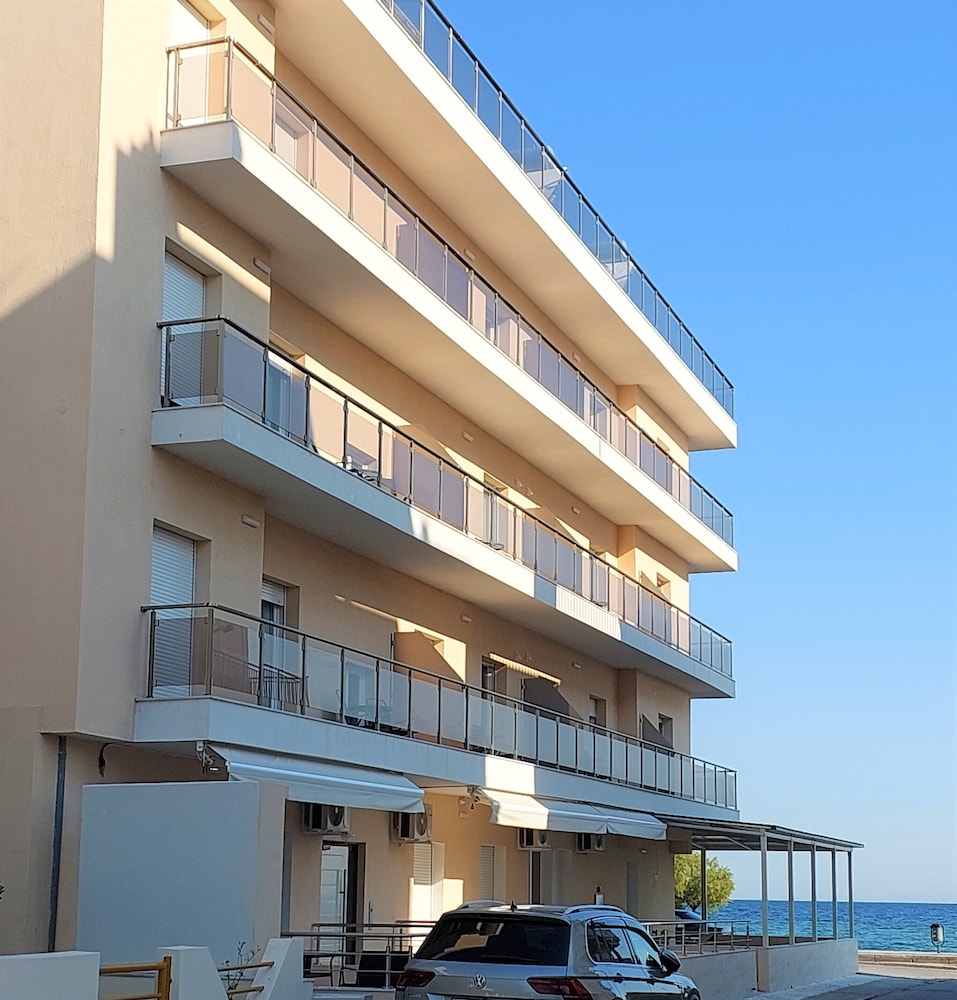 Navarino Luxe Suites with Sea View — hotel in Peraia
