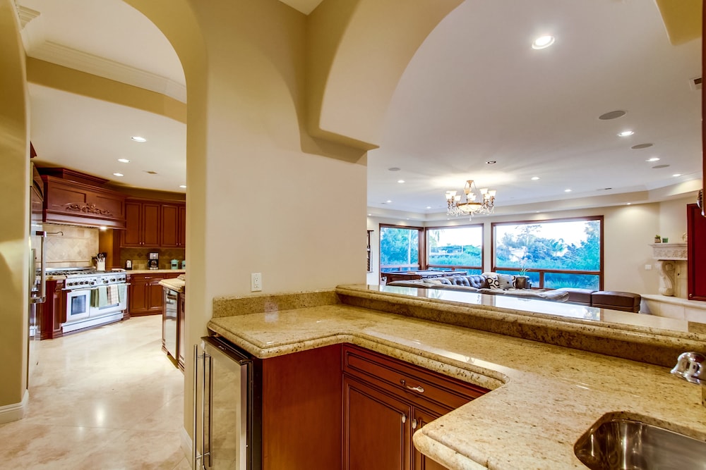 Tropical 5BR La Jolla Retreat by NamaStay - photo 51