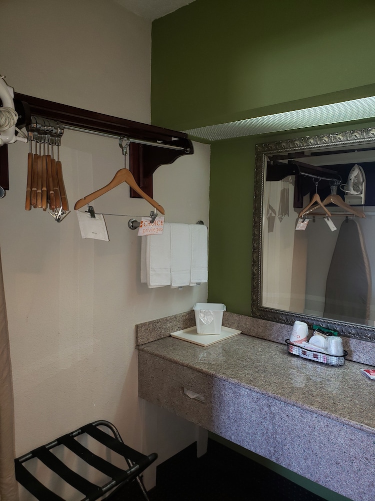 Econo Lodge Elizabeth City - photo 24