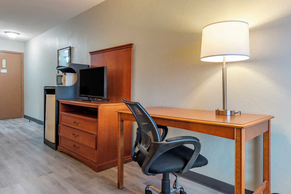 Econo Lodge Lebanon - photo 4