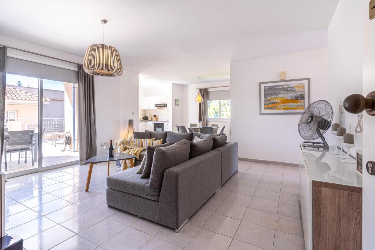 Summer Breeze holiday apartment with pool