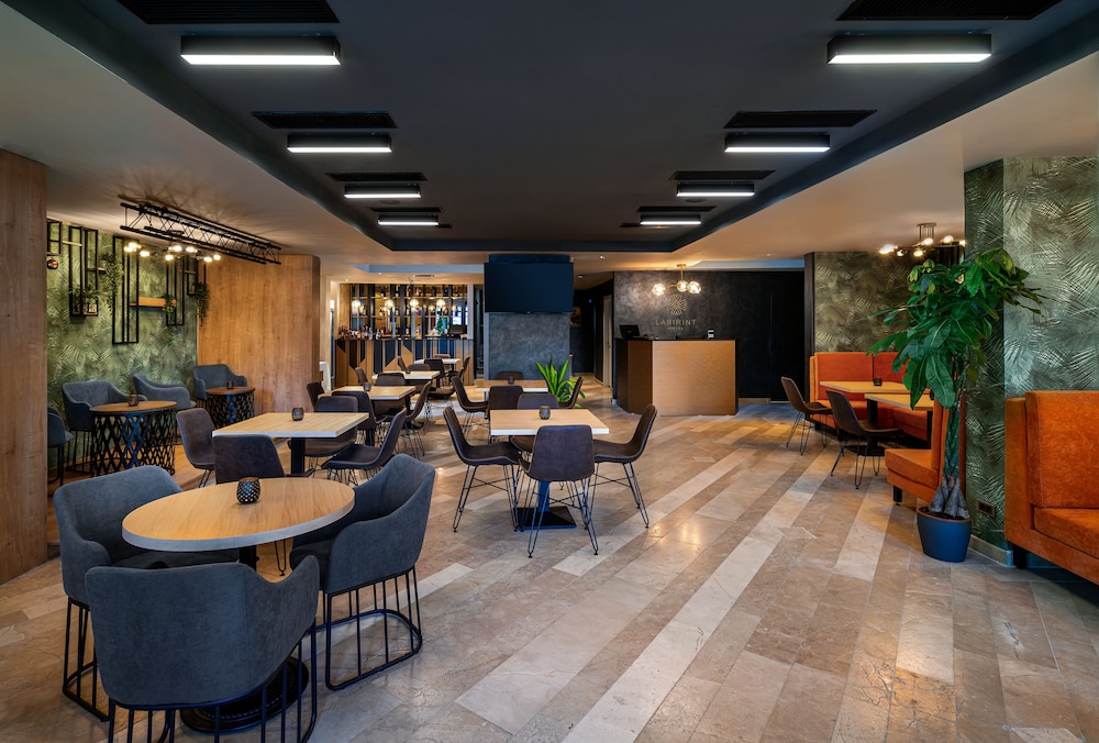 Labirint Hotel - carbon neutral hotel in Bucharest