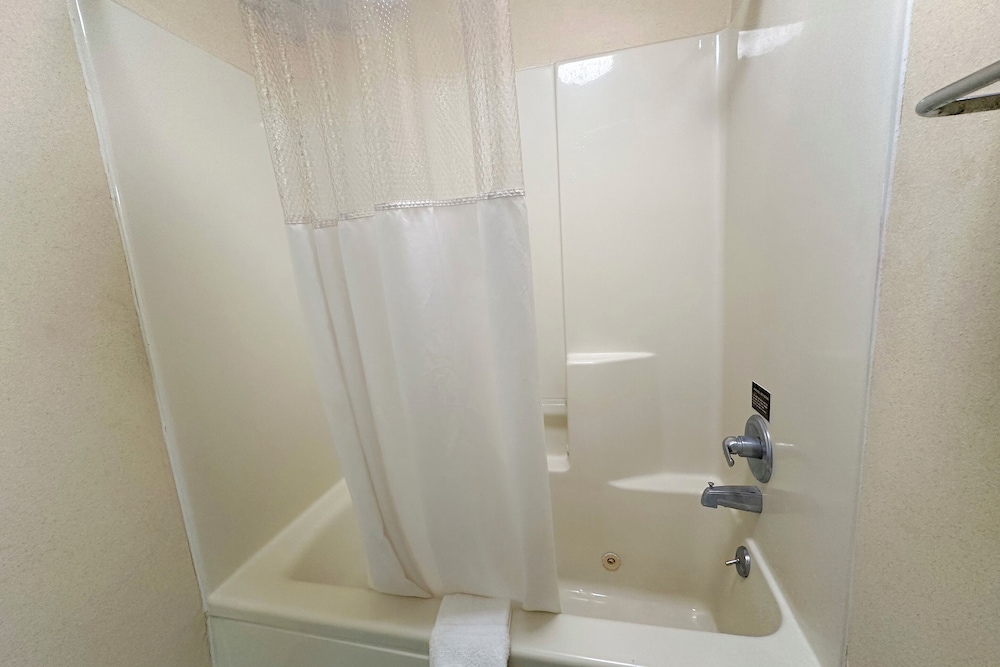 Bonita Lakes Inn by Capital O Meridian I20 - photo 52