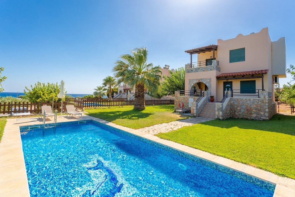 Spiros Beach Villa Large Private Pool Walk to Beach Sea Views A C Wifi Car Not Required 971 — 4-Star Luxury Hotel in Chora Sfakion, Greece