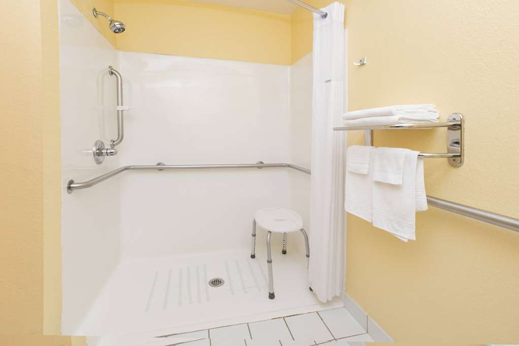 Days Inn & Suites by Wyndham Pryor - photo 11