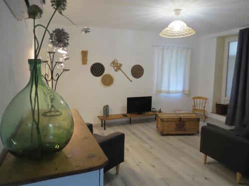 Les Boulegons Au Pied du Luberon — hotel in Lourmarin