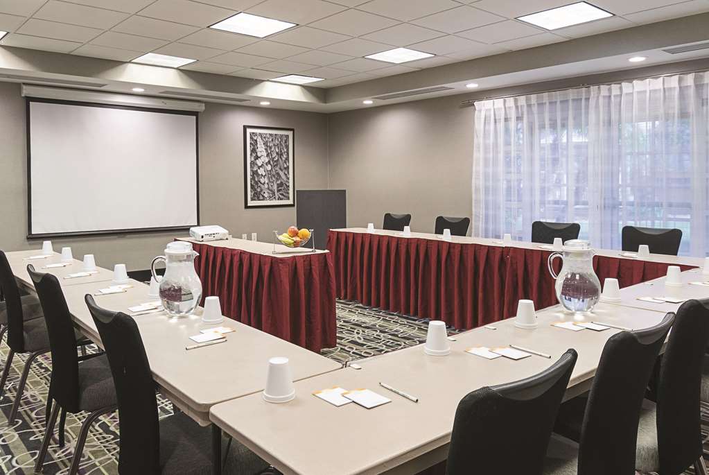 La Quinta Inn & Suites by Wyndham Ontario Airport - photo 49