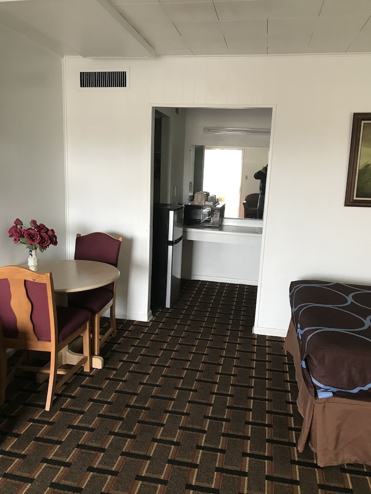 Village Inn Salina - photo 11