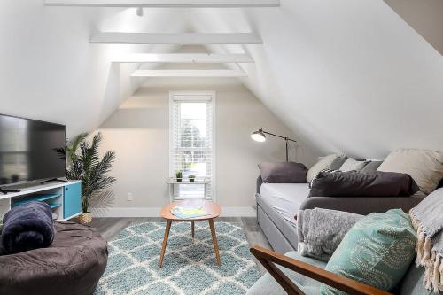 Modern Mid Century Downtown AC Walkable in Traverse City, United States