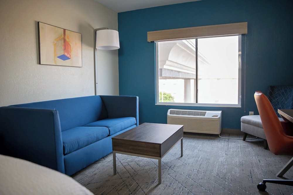 Holiday Inn Express & Suites Center by IHG - photo 28