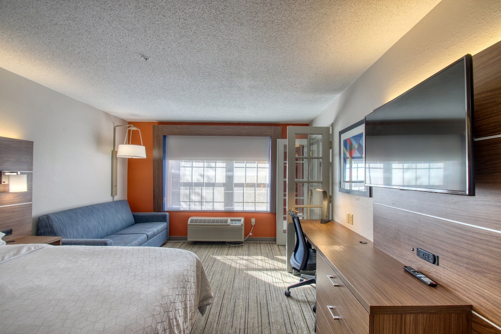 Holiday Inn Express Hotel & Suites Oshkosh by IHG - photo 13