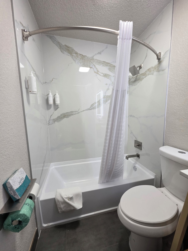 Rodeway Inn Waukegan Gurnee - photo 11