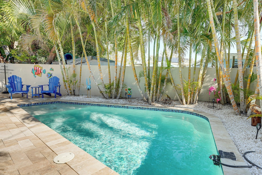 Indian Rocks Beach Home 2 Blocks To Beach — 4-Star Luxury Hotel in Indian Rocks Beach, United States