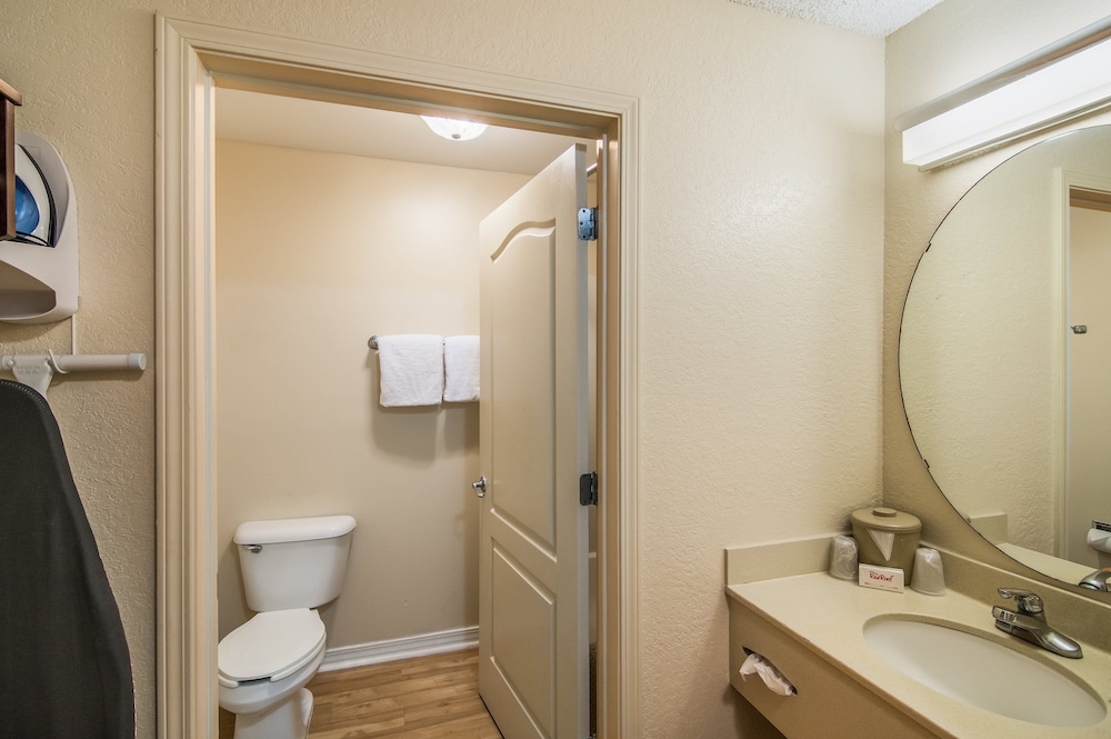Red Roof Inn & Suites Pensacola East Milton - photo 24