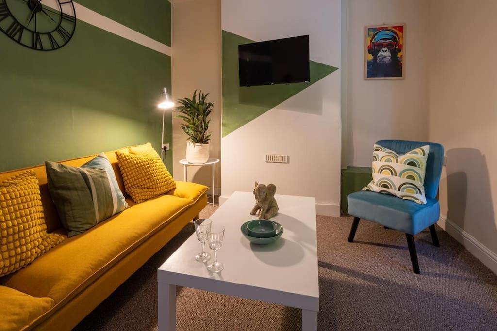 Contractors Gloucester LongTerm Bookings Wifi SmartTV in Gloucester, United Kingdom