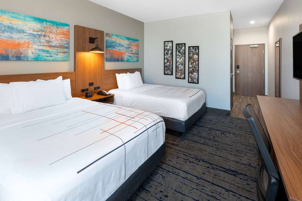 La Quinta Inn & Suites by Wyndham Dallas Frisco Stadium - photo 23