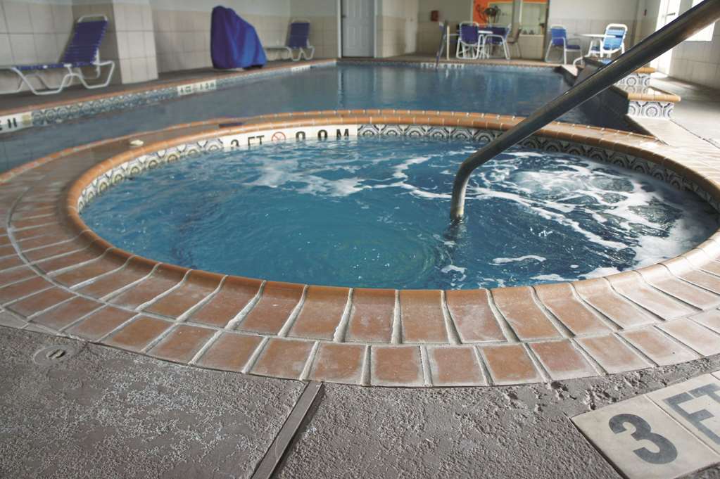 La Quinta Inn & Suites by Wyndham Orange - photo 10