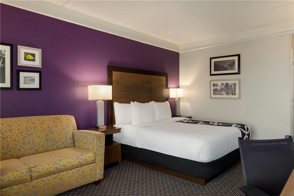 La Quinta Inn & Suites by Wyndham Arlington North 6 Flags Dr - photo 14