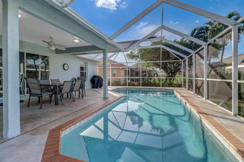 3BR Pristine House with Pool in Marco l Close to Beaches — 4-Star Luxury Hotel in Marco Island, United States