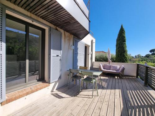 La Fossette T2 Avec Terrasse Parking Et Wifi in Le Lavandou, France