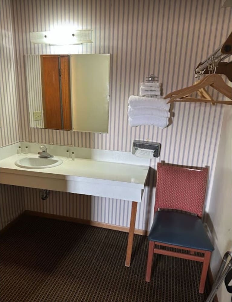 Love Hotels Western Holiday by OYO at Harlan Lake NE - photo 26