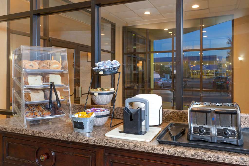 La Quinta Inn & Suites by Wyndham Secaucus Meadowlands - photo 17