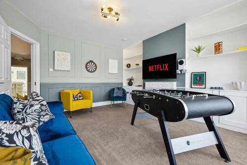 Long Term Stay Special Offer Available 5 Bedroom Spacious Stunning Design Sociable Areas & Cosy House Near South Downs Park Sleeps 11 With Games Room Private Parking And Garden By Blue Puffin Stays — 4-Star Luxury Hotel in Waterlooville, United Kingdom