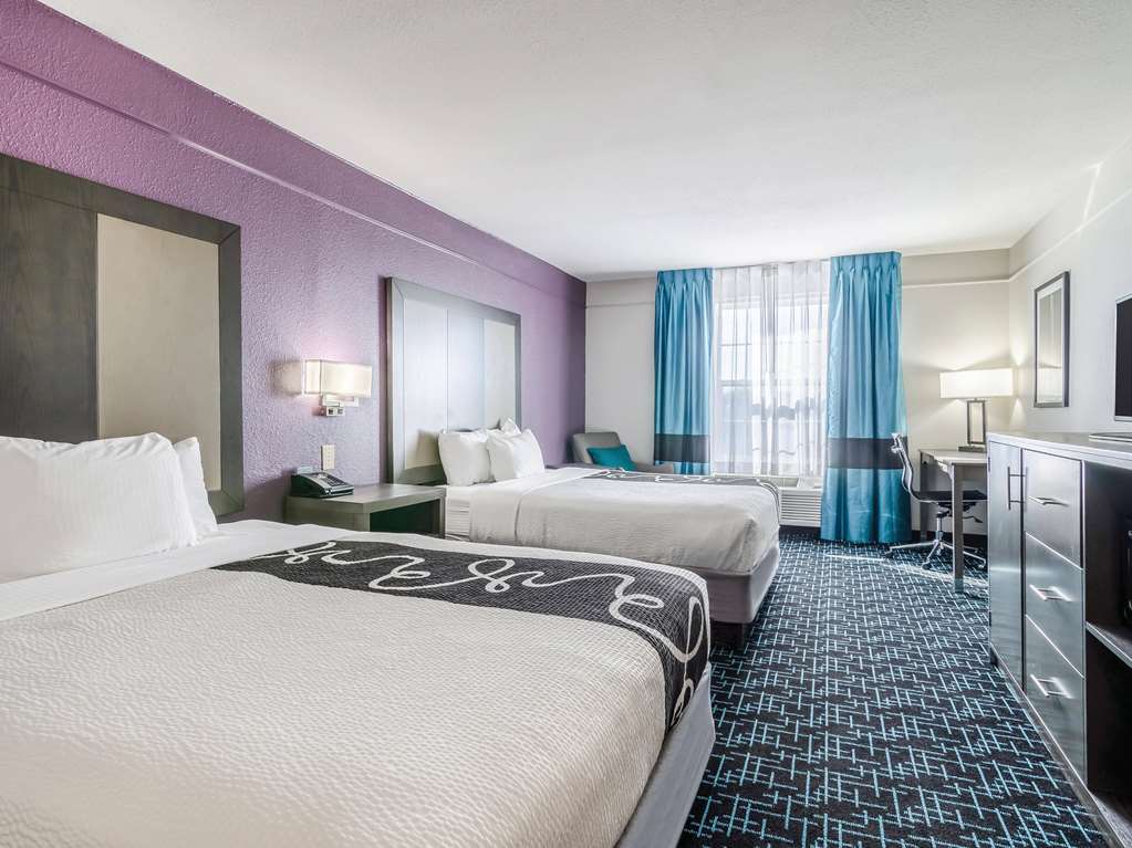 La Quinta Inn & Suites by Wyndham Kansas City Airport - photo 19