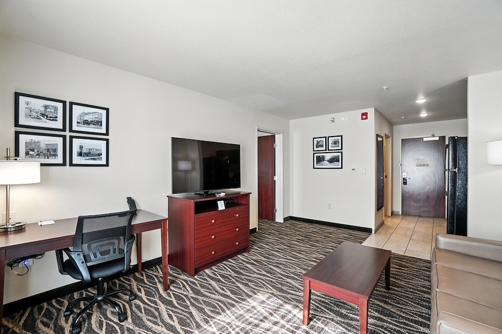 Cobblestone Hotel & Suites Bellefontaine - photo 49