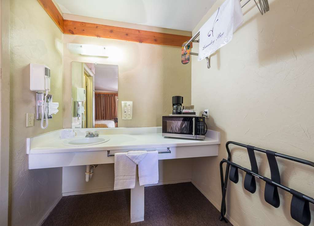 Americas Best Value Inn The Legends Inn - photo 11