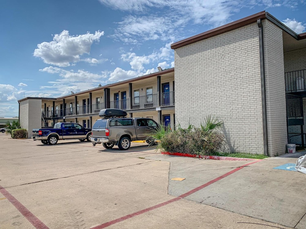 Studio 6 Laredo TX North I 35 - photo 28
