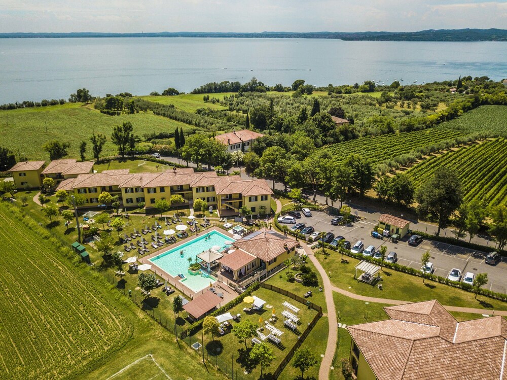 Residence Karina — 4-Star Luxury Hotel in Moniga Del Garda, Italy