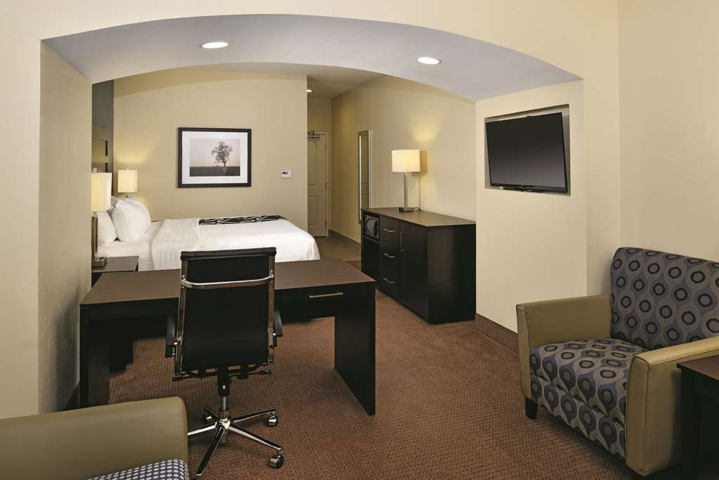 La Quinta Inn & Suites by Wyndham Karnes City Kenedy - photo 20