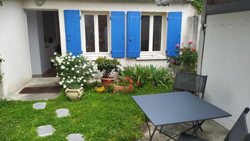 Le 5 - carbon neutral hotel in Guitres