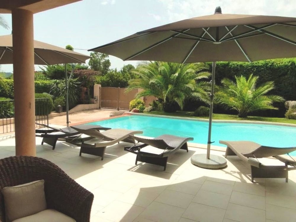 Villa charmante à Porto Vecchio avec vue sur la montagne. — 4-Star Luxury Hotel in Porto-Vecchio, France