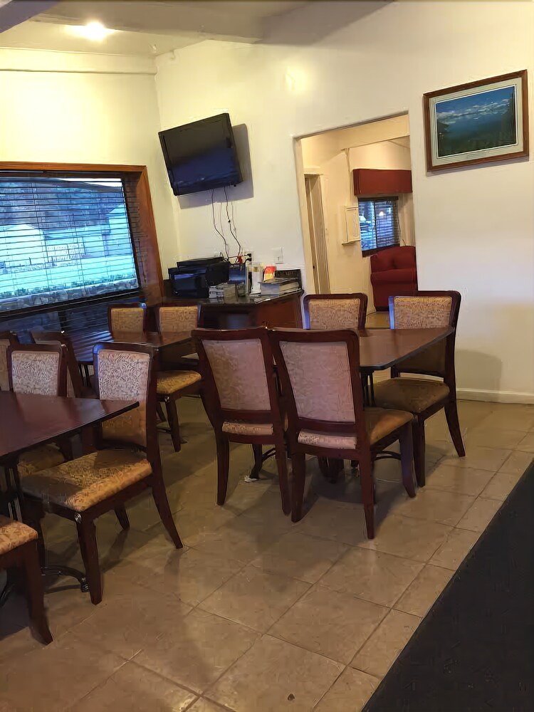 Econo Lodge - photo 18